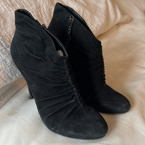 Guess "Dottest" Black Suede Scrunched Zip Ankle Bootie/Shoe Women's Size 8M - Picture 2 of 14
